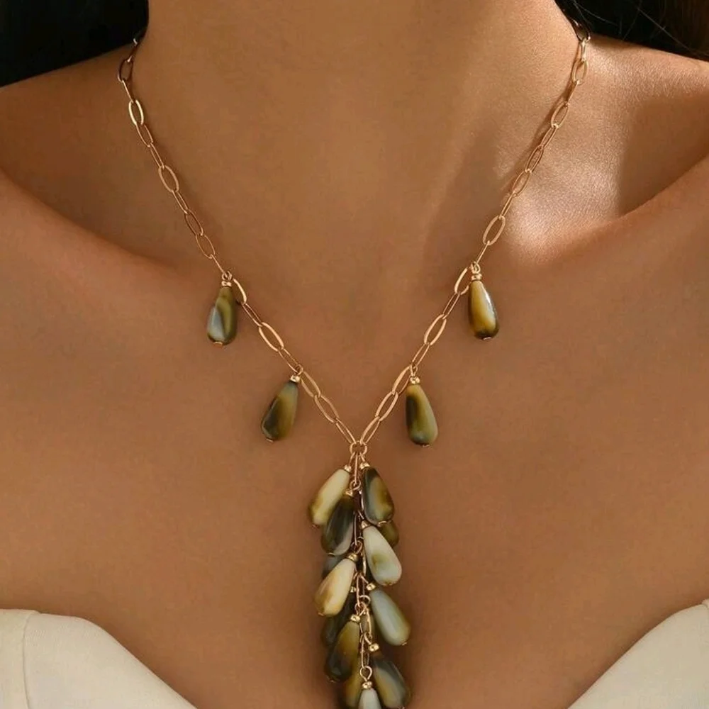 Elegant Gold and Green Necklace - Picture 2 of 3